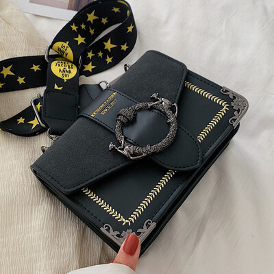 

On the new wide shoulder strap port wind small square bag 2019 new Korean version of Joker shoulder Messenger bag womens bag tide