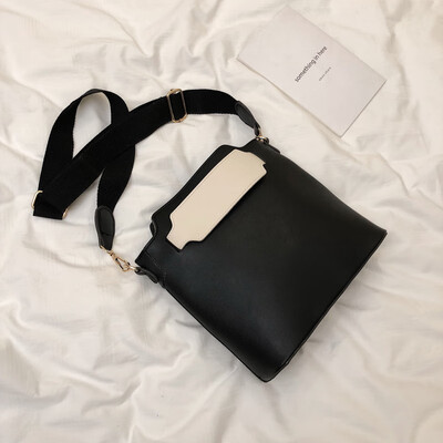 

Hong Kong wind retro large capacity bucket bag women 2019 new Korean version of simple retro wide shoulder Messenger bag
