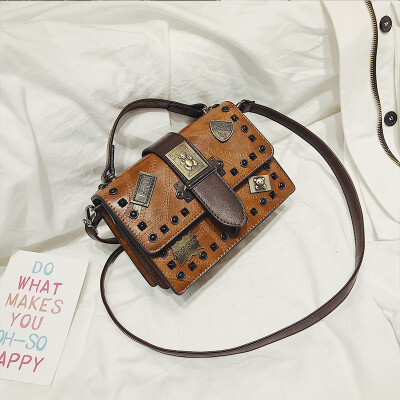 

Small bag female 2019 new wave Korean version of the wild single shoulder diagonal portable fashion retro rivet personality small square bag