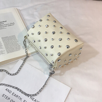 

2019 new casual wild Messenger bag female Korean fashion temperament chain bag personality cool cool rivet shoulder bag