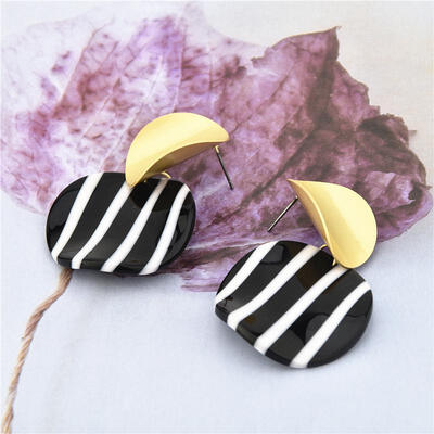 

Hot Sale Statement Earrings Black&White Distorted Acetic Acid Dangle Drop Earrings For Women Earings Fashion Jewelry Brincos