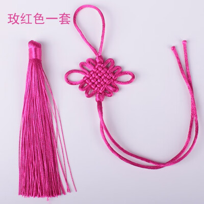 

Exquisite Chinese knot pendant features handmade crafts