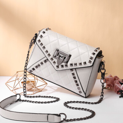 

Envelope bag rivet envelope bag shoulder rivet envelope bag Korean version of the shoulder rivet envelope bag