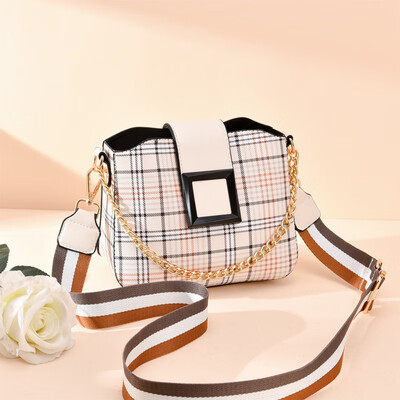 

On the new ladies summer fashion Joker Korean tide shoulder Messenger bag chain small square bag