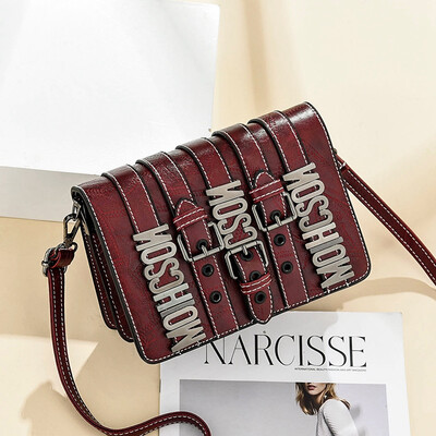 

On the new womens bag tide Korean version of shoulder messenger bag Joker personality fashion retro small square bag