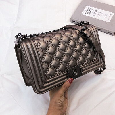 

2019 Korean version of the new shoulder Messenger bag personality Lingge chain fashion Joker small square bag