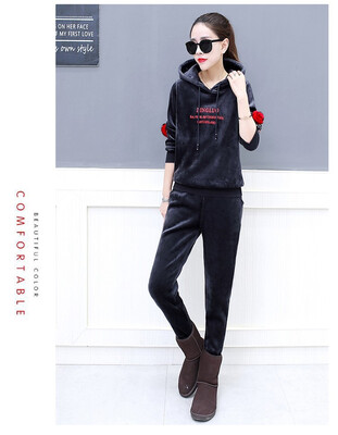 

The new autumnwinter 2018 leisure suit is a two-piece womens sweater with velvet&thick golden velvet rose embroidery