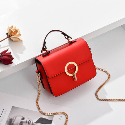 

The new womens Korean version of the hand-held chain single-shoulder bag is fashionable&the foreign gas slanted the small squ