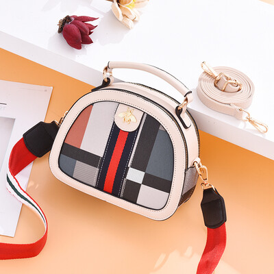 

On the spring style the new female Bao Chao Korean version of ins100 fashion women slanted Bao Xia on one shoulder