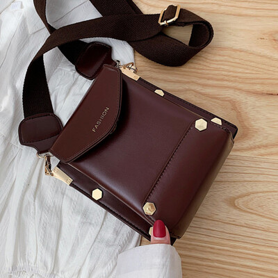

Hong Kong style retro rivet small square bag women 2019 autumn new shoulder bag cultural chic Messenger bag