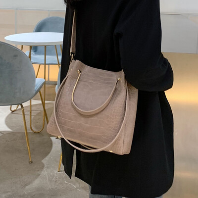 

Senior sense small bag female 2019 new simple texture wild shoulder bag ocean portable slung bucket bag