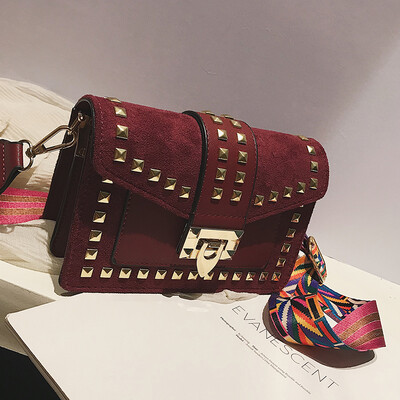 

New small bag female 2019 new wave Korean version of the wild slung shoulder lock rivet fashion simple small square bag