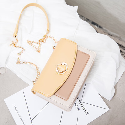 

In summer when the young lady tide chain slanted the bag with one shoulder she was still in the new summer