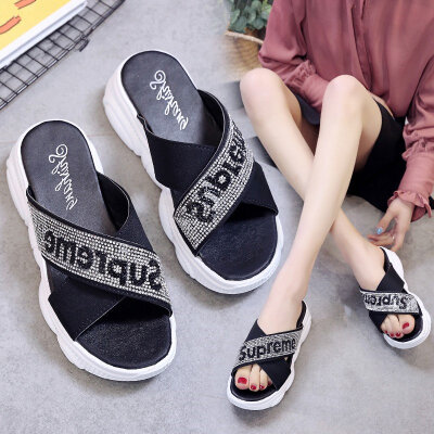 

Thick-soled slippers are fashionable for women wearing summer muffin-soled sandwich with middle heel