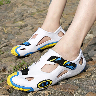 

Personality hole shoes men 2019 new summer youth sandals outdoor junior high school students Baotou large size beach shoes