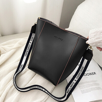 

Simple texture bag ins advanced sense of foreign style womens bag 2019 new broadband bucket bag shoulder Messenger bag