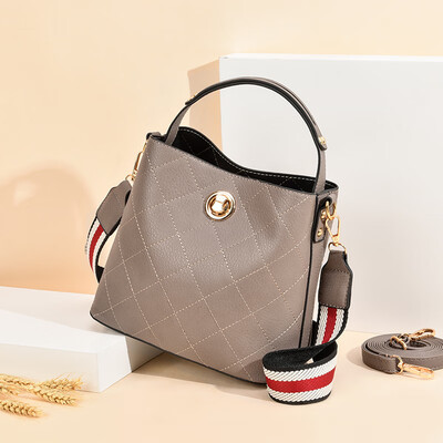 

When Xiao Xiang Feng was a girl Shang Xiaoqings new woman Bao Ling slanted the Korean version of the bucket bag with one shoul