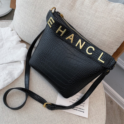 

Summer bag female 2019 Europe&the new letter pu slung shoulder ladies bag wild snake head chain small square bag