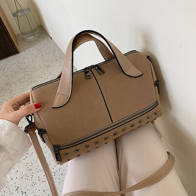 

Womens bag 2019 new vintage rivets portable Boston bag Korean version of matte Joker shoulder Messenger bag