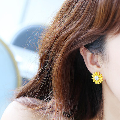

Small Daisy White Flower Stud Earrings Simple Fresh Joker Earrings