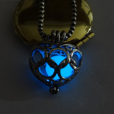 

In Vogue The Luminous Necklace Necklaces Out Women Dark Glow Fashion Modern Heart Glowing
