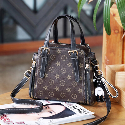 

Simple one-shoulder sloping Bucket Bag