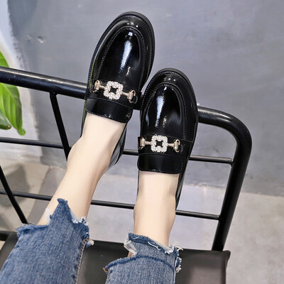 

2019 new lucky shoes Korean version of rhinestone buckle patent leather deep round head low documentary shoes small leather shoes
