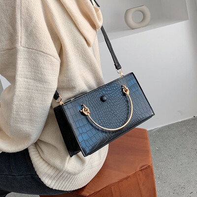 

Ins super fire on the new port wind portable small bag female 2019 new tide personality chain wild Messenger small square bag