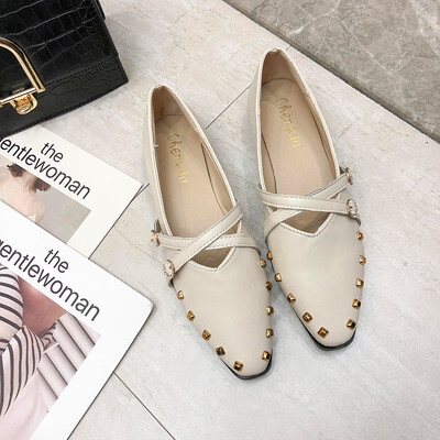 

Retro fashion flat-bottomed single shoes 2019 new rivets pointed shoes shallow Korean version of low-heeled womens shoes in sprin