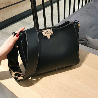 

Hong Kong Wind Messenger Bag Retro Wide Shoulder Texture Bucket Bag Women 2019 New Fashion Joker Single Shoulder Messenger Bag