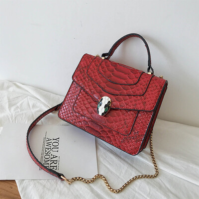 

Qiao Bani 2019 new European&American style fashion street beat snake pattern BV snake head flip cover bag shoulder shoulder diagonal female bag