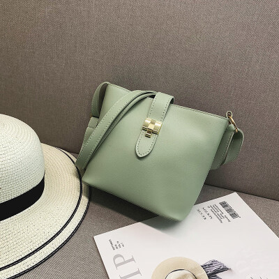 

2019 new net red bucket bag female Korean version of the simple wild shoulder bag chic fashion retro Messenger bag