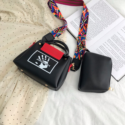 

Korean version of the personality palm print handbag female 2019 new retro shoulder bag fashion wide shoulder strap diagonal cross bag