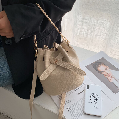 

Hong Kong style retro bucket bag female 2019 new wave Korean version of the wild Messenger bag Sen crocodile pattern shoulder bag