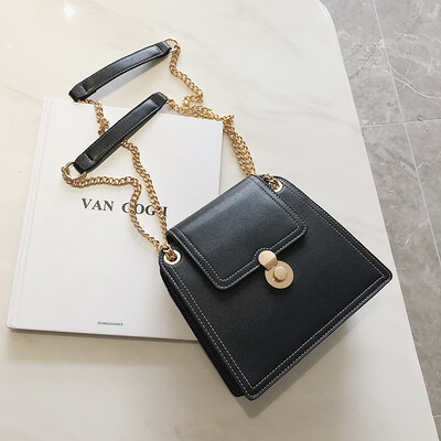

On the new small bag women 2019 new fashion lock shoulder chain slung small square bag Joker ins Super Fire Pack