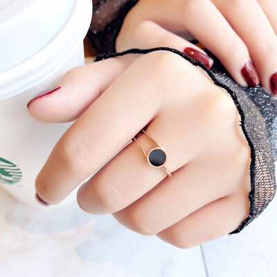 

Light luxury index finger lady trend ornament