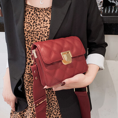 

Ins super fire small bag wild Messenger bag handbag 2019 new fashion rhombic embroidery line wide shoulder strap small square bag