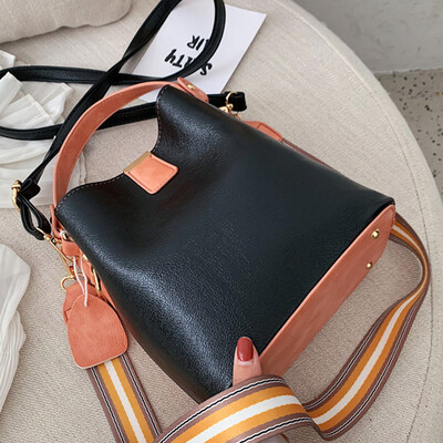 

Womens bag2019 summer new Korean broadband single-shoulder bag fashion retro-portable hand-held hand-held water-bucket bag