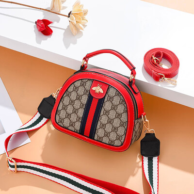 

On the spring style the new female Bao Chao Korean version of ins100 fashion women slanted Bao Xia on one shoulder