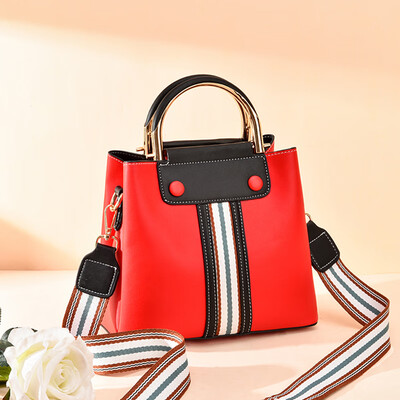 

In summer the new Korean version of womens fashionable one-shoulder sloping bag with a hundred simple handheld buckets