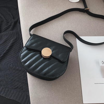 

Advanced sense net red small black bag female new 2019 foreign style texture slung small square bag wild embroidery thread lock bag