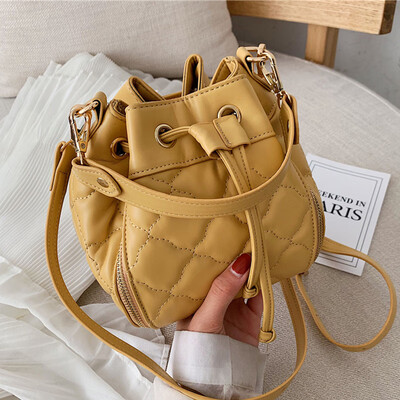 

On the new small bag 2019 womens new retro bucket bag Korean fashion shoulder slung red bag