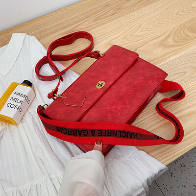 

French small crowdsourcing womens bag early autumn 2019 new simple Joker Messenger bag ins retro broadband small square bag