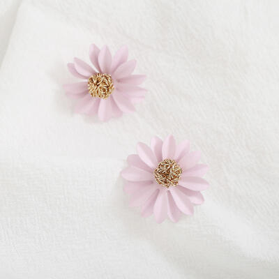 

Hot Sale Earrings Trendy Small Daisy Flowers Earrings For Women Chrysanthemum Stud Earrings Fashion Jewelry Brincos Oorbellen