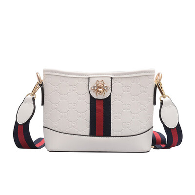 

Small CK female bag 2019 Korean version of the tide wild chain bee Messenger bag embroidery small square bag
