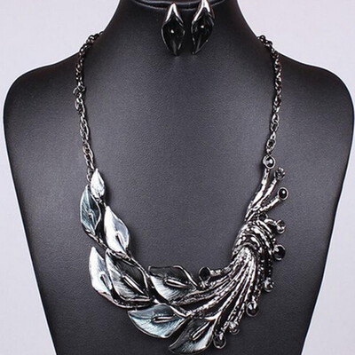 

2019 New Fashion Retro Tibetan Leaf Peacock Crystal Rhinestone Drop Earrings Short Necklace Set