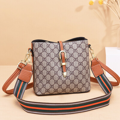 

In summer the new womens fashion is full of handbags wide shoulders single shoulder bags oblique straddling womens bags