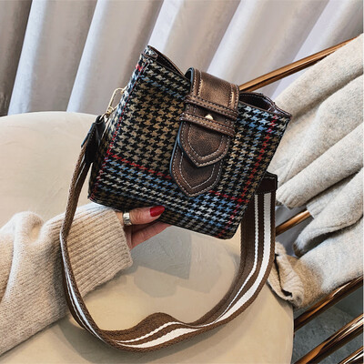

Small bag woman 2019 new style Chaogang wind 100 wide shoulder belt bucket bag student plaid single shoulder oblique satchel bag