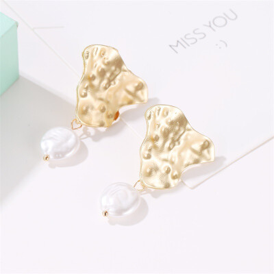 

Women Trendy Wild Personality Geometric Irregular Wear Metal Alloy Exaggerated Wild Earrings Knotted Shell Pearl Sweet Earrings