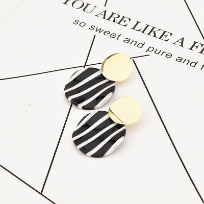 

Korean New Round Earrings Resin Black White Acetic Acid Dangle Drop Earrings For Women Statement Earings Fashion Jewelry 2019